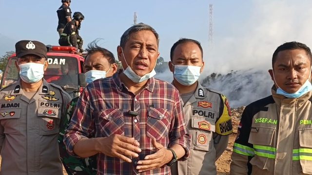 Anggota DPR RI Komisi XII Rokhmat Ardiyan saat meninjau langsung lokasi kebakaran TPSA Ciniru, Kecamatan Jalaksana, Kabupaten Kuningan, Rabu (12/8/2026). (Dok. Net)