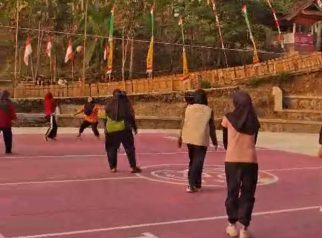 Mahasiswa KKN UM Kuningan dan UIN Sunan Kalijaga berlatih bola voli bersama emak-emak Dusun Ciawi sebagai persiapan menyambut lomba HUT ke-81 Republik Indonesia. (Dok. Ist)