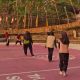 Mahasiswa KKN UM Kuningan dan UIN Sunan Kalijaga berlatih bola voli bersama emak-emak Dusun Ciawi sebagai persiapan menyambut lomba HUT ke-81 Republik Indonesia. (Dok. Ist)