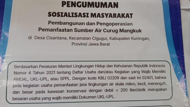Banner sosialisasi PT. Hutan Lestari Nusantara tentang pengambilan air curug mangkuk. (Foto: Dok. ist)