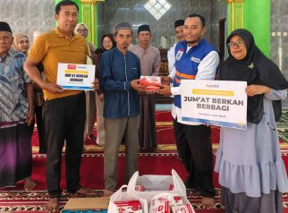 Berbagi bersama DT Peduli, mahasiswa KKN UM Kuningan hadir membawa 100 nasi box untuk warga Gunungaci dalam suasana Jumat yang penuh kehangatan. (Dok. Ist)