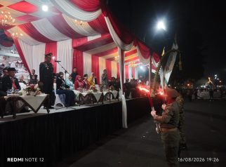 Penyalaan tiga obor secara simbolis menandai dimulainya Pawai Taptu HUT ke-81 Kemerdekaan RI di depan Pendopo Bupati Kuningan, Minggu (16/8/2026) malam. (Dok. Ist)