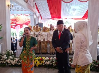 Syafia Khaureen tampil membawakan lagu Tanah Airku di hadapan Bupati Kuningan Dr. H. Dian Rachmat Yanuar, M.Si. dan Ibu Bupati Ela Hellayati, S.Sos. dalam pengukuhan Paskibraka di Pendopo Kabupaten Kuningan, Minggu (16/8/2026). (Dok. Ist)