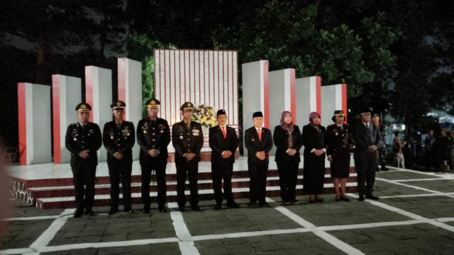 Jajaran Forkopimda Kabupaten Kuningan berfoto bersama usai mengikuti Apel Kehormatan dan Renungan Suci di Taman Makam Pahlawan Haurduni, Senin (17/8/2026) dini hari. (Dok. Ist)