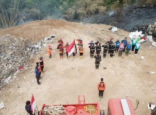 Merah Putih berkibar saat petugas gabungan menggelar upacara HUT RI ke-81 di tengah kepulan asap kebakaran TPSA Ciniru. (Dok. bpbd)
