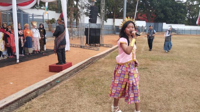 Khayla Dwi Putri, siswi kelas VI SDN 17 Kuningan, tampil membawakan lagu dalam Upacara HUT RI ke-81 tingkat Kabupaten Kuningan, Senin (17/8/2026). (Dok. Ist)