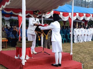 Upacara bendera di kecamatan Ciwaru (foto:dok ist/tohirin)