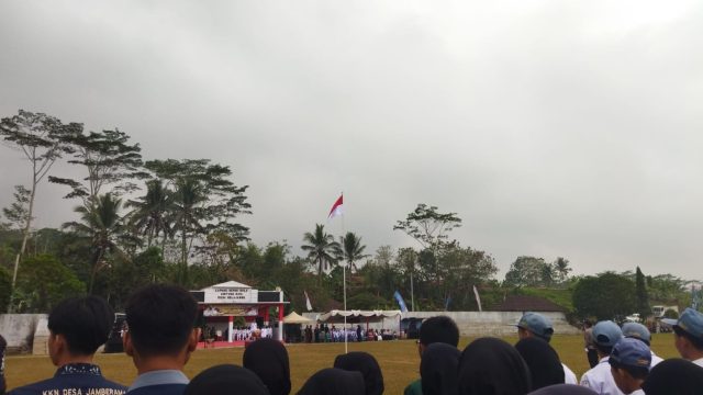 Upacara HUT RI ke-81, KKN UM Kuningan di kecamatan di salajambe (foto:dok ist/tohirin)