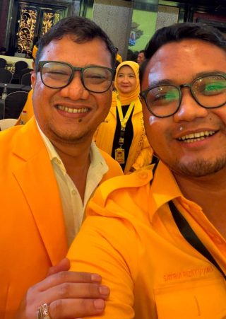 Satria Rizky Utama bersama Daniel Mutaqien Syafiuddin. Keduanya menunjukkan kedekatan dan soliditas kader Partai Golkar dalam mengawal agenda politik serta perjuangan di tingkat daerah dan nasional. (Dok. Ist)