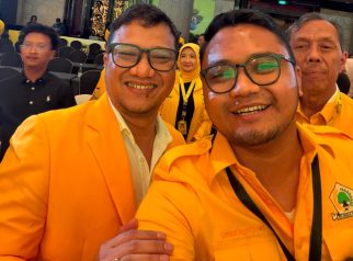 Satria Rizky Utama bersama Daniel Mutaqien Syafiuddin. Keduanya menunjukkan kedekatan dan soliditas kader Partai Golkar dalam mengawal agenda politik serta perjuangan di tingkat daerah dan nasional. (Dok. Ist)