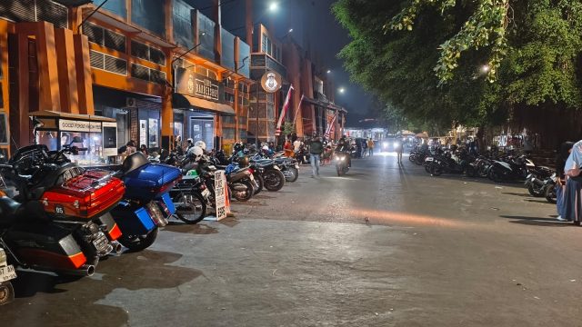 Night vibes di depan Stadion Mashud Wisnusaputra Kuningan. (Dok. Ist)