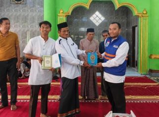 Penyerahan simbolis 80 mushaf Al-Qur’an melalui Program Sedekah Al-Qur’an bersama mahasiswa KKN UM Kuningan kepada masyarakat Desa Gunung Aci, Kecamatan Subang. (Dok. Ist)
