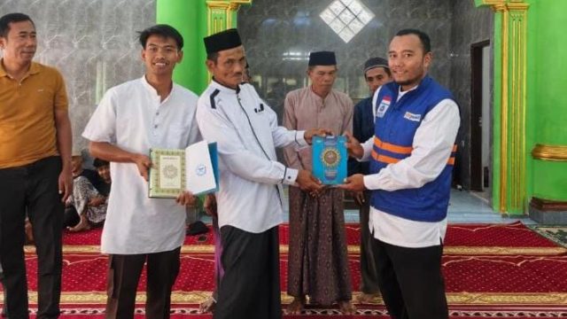 Penyerahan simbolis 80 mushaf Al-Qur’an melalui Program Sedekah Al-Qur’an bersama mahasiswa KKN UM Kuningan kepada masyarakat Desa Gunung Aci, Kecamatan Subang. (Dok. Ist)