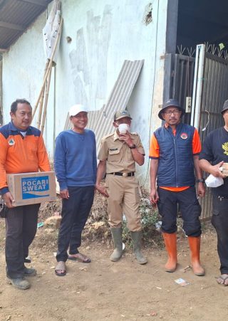 Bantuan minuman vitamin dan suplay vitamin di berikan kepada tim garda terdepan pemadaman TPSA Ciniru (foto:dok ist/tohirin)