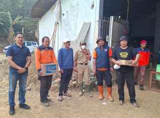 Bantuan minuman vitamin dan suplay vitamin di berikan kepada tim garda terdepan pemadaman TPSA Ciniru (foto:dok ist/tohirin)
