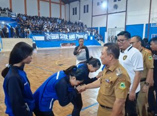 Bupati dian lepas atlit tim futsal, untuk kejurda jabar (foto:dok ist/tohirin)