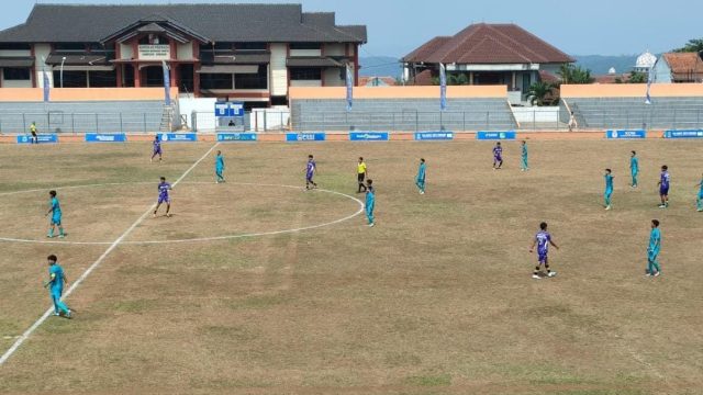 Aksi pemain Cidahu dan Lebakwangi dalam laga 8 besar Piala Bupati Cup 2026 yang berlangsung sengit dan disaksikan meriah oleh para suporter. (Dok. Ist)