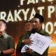 Bupati Kuningan Dian Rachmat Yanuar menyerahkan hadiah umrah kepada Daskim, Marbot Pinunjul 2026, dalam ajang Pangajen Rakyat Pinunjul 2026. (Dok. Humas)