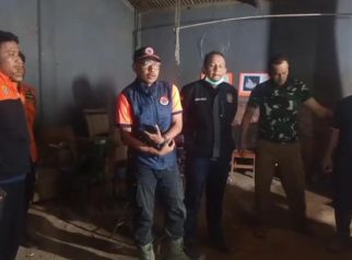 Kalak BPBD Kuningan Indra Bayu Permana bersama tim gabungan saat menutup operasi penanganan kebakaran TPSA Ciniru setelah 13 hari penanganan. (Dok. BPBD)