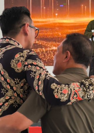 Momen keakraban Bupati Kuningan Dian Rachmat Yanuar bersama mantan Wakil Bupati Kuningan M Ridho Suganda. (Dok. Ist)