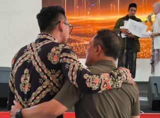 Momen keakraban Bupati Kuningan Dian Rachmat Yanuar bersama mantan Wakil Bupati Kuningan M Ridho Suganda. (Dok. Ist)