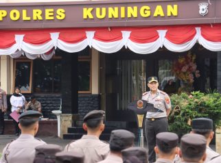 Kapolres Kuningan AKBP Bellen Anggara Pratama, S.I.K., M.H., memperkenalkan jargon "Polres Kuningan BAGEUR" sebagai identitas dan budaya kerja baru yang mengedepankan nilai Berintegritas, Amanah, Gesit, Empatik, Unggul, dan Responsif dalam memberikan pelayanan kepada masyarakat, Senin (3/8/2026). (Dok. Polres Kuningan)