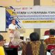 Bupati Kuningan Dian Rachmat Yanuar saat memberikan pembekalan kepada peserta PKP BKPSDM Kuningan, sekaligus menyoroti pentingnya pengendalian emosi bagi pemimpin birokrasi. (Dok. Ist)