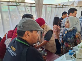 Ketua LKKS Ela Helayati meninjau langsung anak yang di khitan massal (foto:dok ist/tohirin)