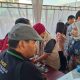 Ketua LKKS Ela Helayati meninjau langsung anak yang di khitan massal (foto:dok ist/tohirin)