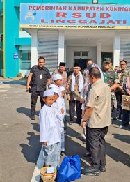 Bupati dian memberi bingkisan ke anak yang mau di khitan massal (foto:dok ist/tohirin)