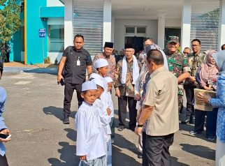 Bupati dian memberi bingkisan ke anak yang mau di khitan massal (foto:dok ist/tohirin)