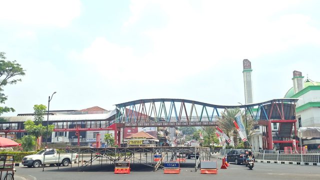 Jembatan pelangi yang menghubungkan taman kota dan mesjid syiarul islam (foto:dok ist/tohirin)