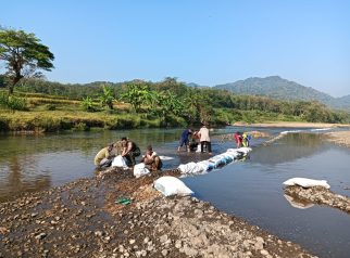 Babinsa dan warga gotong royong membangun bendungan (foto:dok ist/tohirin)