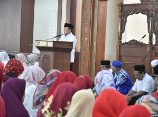 Bupati dian memberikan sambutan di acara maulid nabi Muhammad di syarul islam (foto:dok ist/tohirin)