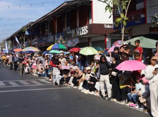 Penonton karnaval budaya Kuningan (foto:dok ist/tohirin)