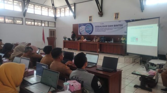 Sosialisasi dan bimtek kades se kuningan oleh Diskominfo terkait BeSign dan lain lainya (foto:dok ist/tohirin)
