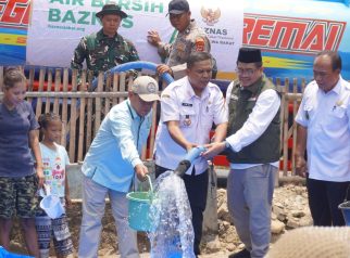 Penyaluran air bersih oleh baznas kuningan (foto:dok ist/tohirin)