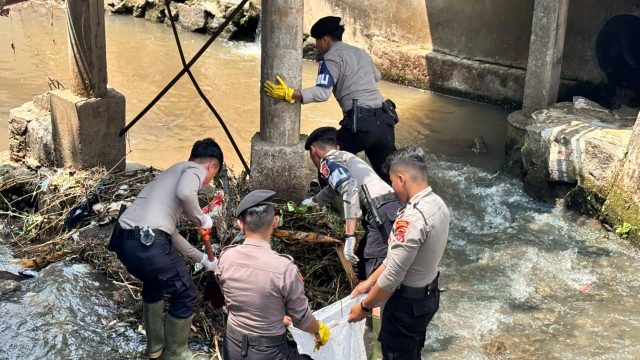 Polres kuningan gelar bersih bersih jelang menghadapi musim penghujan (foto:dok ist/tohirin)