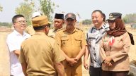 Bupati kuningan dian Rachmat Yanuar meninjaua lokasi yang akan di jadikan lokasi investasi (foto:dok ist/tohirin)