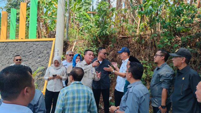 Komisi III dan dinas PUTR Kabupaten Kuningan (foto:dok ist/tohirin)