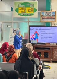 Mahasiswa pbl 2 FKES UNISA Kuningan memberikan penyuluhan risiko diabetes di uptd puskesmas ciawi gebang (foto:dok ist/tohirin)