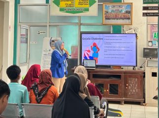 Mahasiswa pbl 2 FKES UNISA Kuningan memberikan penyuluhan risiko diabetes di uptd puskesmas ciawi gebang (foto:dok ist/tohirin)