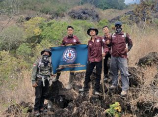 Mahasiswa PJKR UM Kuningan bersama tim gabungan dan relawan saat terlibat dalam penanganan Karhutla di kawasan Bukit Seribu Bintang, Gunung Ciremai, Sabtu (24/10/2026). (Dok. ist)