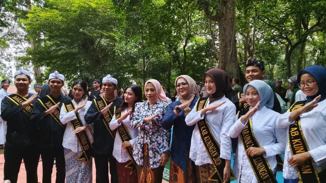 Anggota DPRD Kuningan Sri Laelasari bersama sejumlah tokoh lainnya saat menghadiri tradisi Kawin Cai di Desa Babakanmulya, Kecamatan Jalaksana, Kuningan, Kamis (29/10/2026). (Dok. ist)
