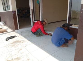 Proses renovasi lantai PAUD di sidamulya (foto:dok ist/tohirin)