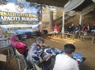 Kadiskominfo memberikan materi di acara jurnalis kuningan (foto:dok ist/tohirin)