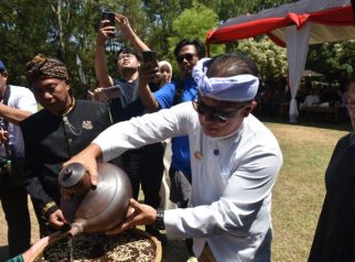 Bupati dian di acara sedekah bumi desa Cibuntu (foto:dok ist/tohirin)