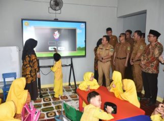 Buapati dian meninjau langsung revitalisasi TKIT Al-Fattah (foto:dok ist/tohirin)